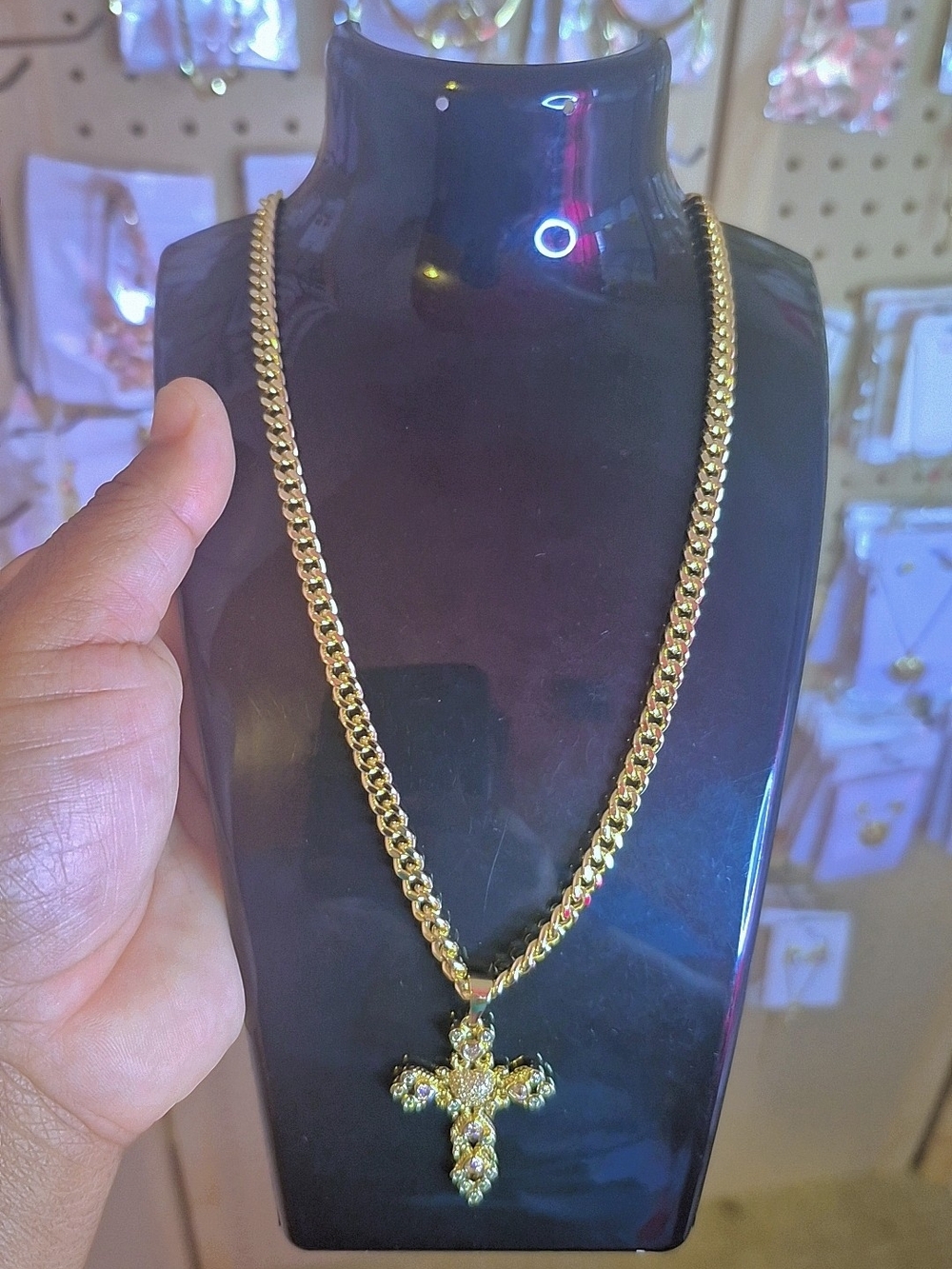 Cadena con dije de cruz/ Chain with cross pendant